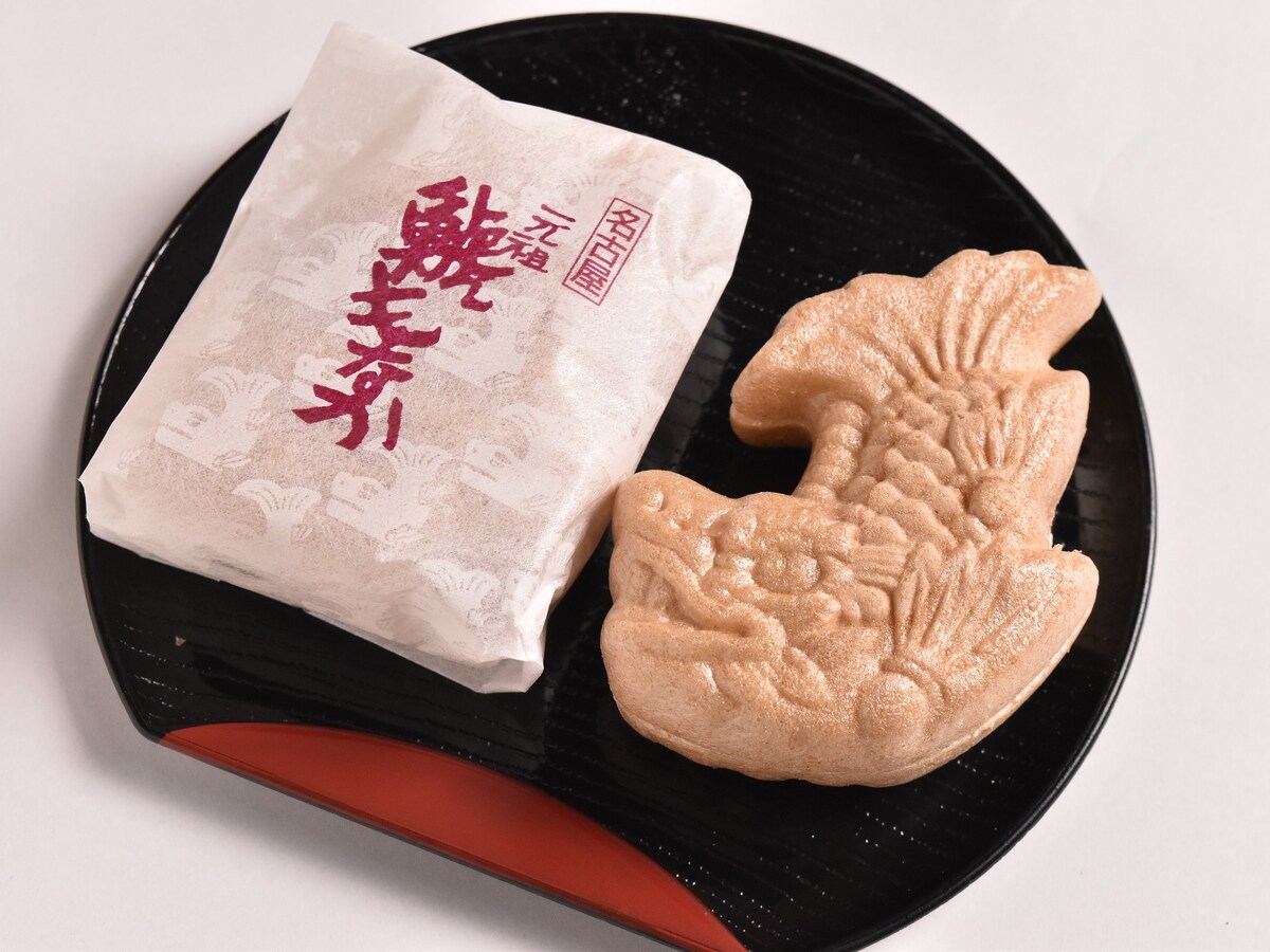 名古屋のシンボル、金のしゃちほこをモチーフにした「元祖 鯱もなか」。10個入り1900円（税込、以下同）。本店でのみバラ売りもあり1個170円