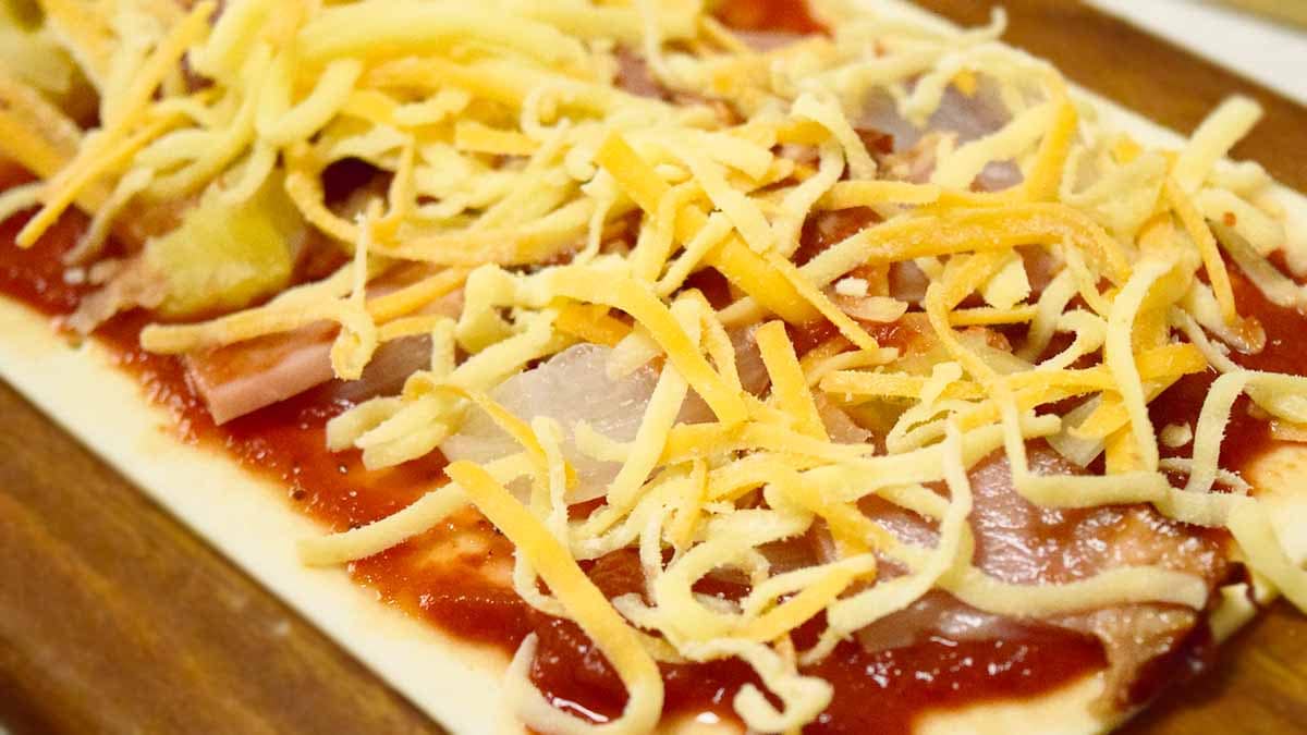 パイシートに、ピザソース・チーズ・チャーシューをのせて、オーブンで焼いてみます