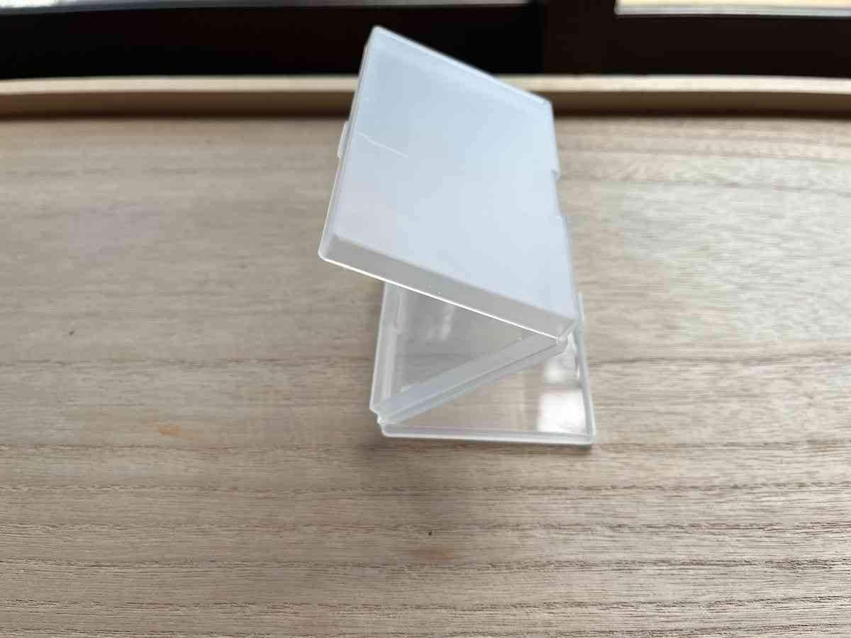 ダイソーの「デュアル名刺ケース」は両面が開く