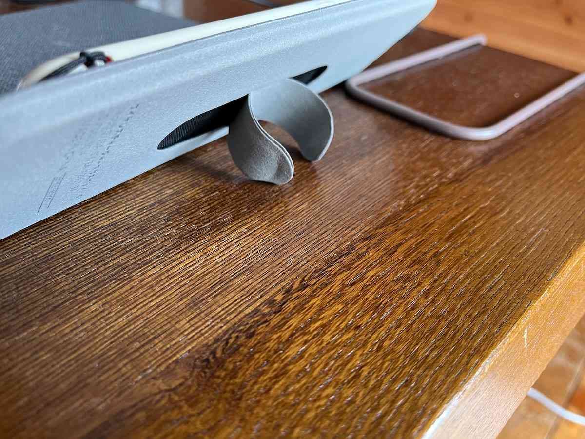 ダイソーの「ワイヤレスチャージャー マウスパッド」の裏面のボタンを押すとスタンドが出てくる