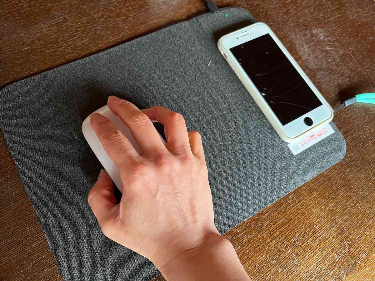 マウスパッドの上でマウスを動かすと、カーソルも素早く動く