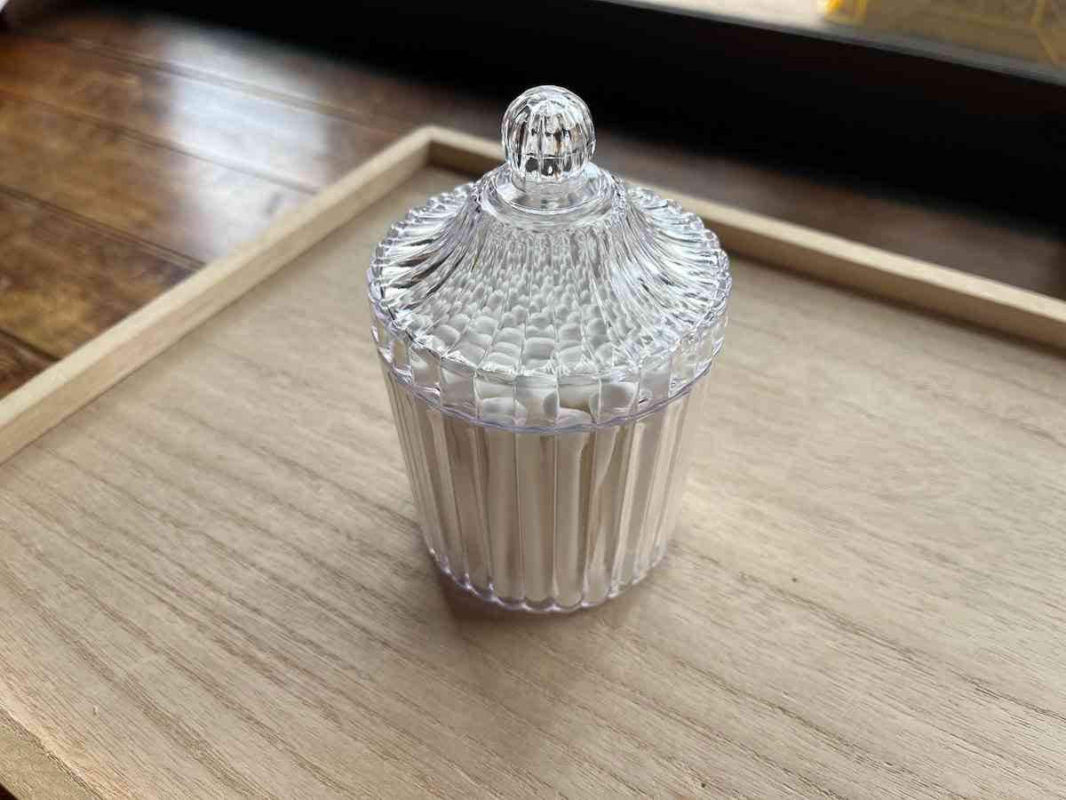 セリアの「綿棒ケース」と詰め替え用「折れにくい紙軸綿棒」は長さもちょうどで、ふたも閉まる