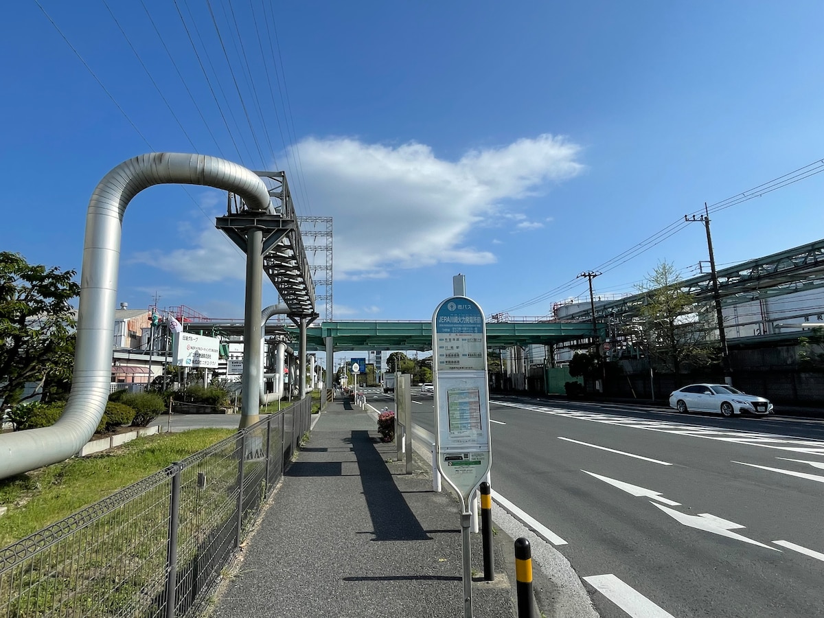 バスを降りると工業地帯のど真ん中に