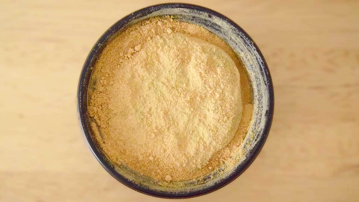 ふたを開けると、きなこが一面にかかっています。