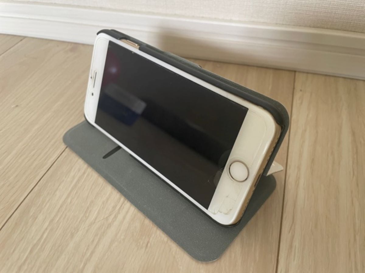 セリアのスマホケース「手帳型ケース メッシュタイプ」はスタンドとしても活用可能