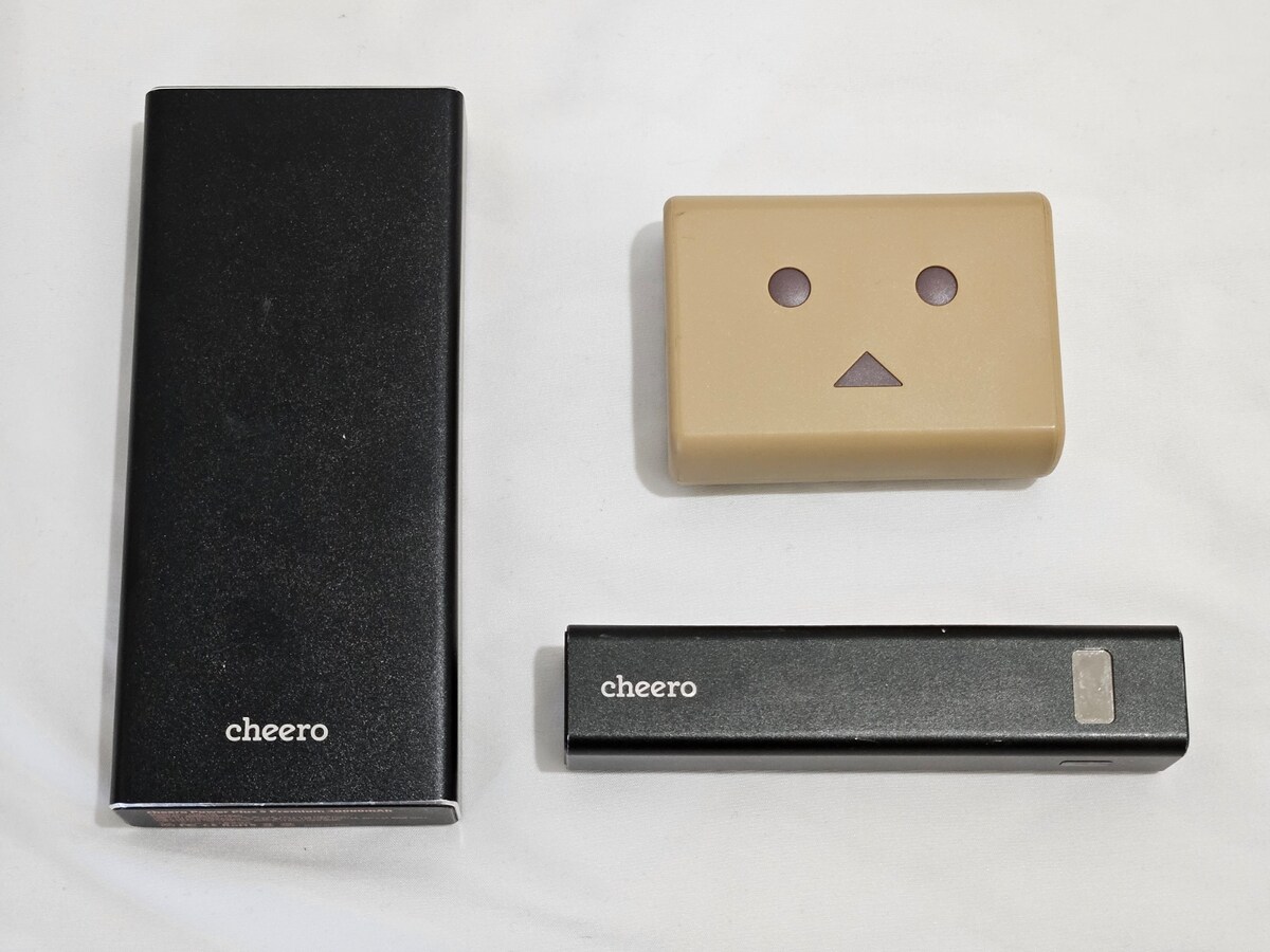 モバイルバッテリーの例(左がcheero Power Plus 5 Premium 20000mAh、右上がcheero Pocheri Danboard ver. 10000mAh、右下がcheero Power Plus 5 Stick 5000mAh)