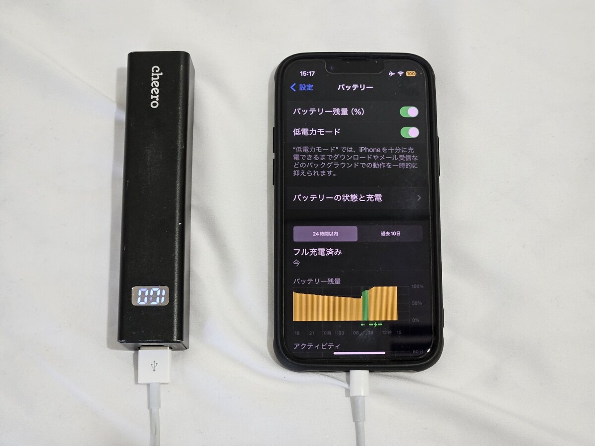 小型バッテリーの例、cheero Power Plus 5 Stick 5000mAh(重さ約125g)※充電端末はiPhone 13 mini