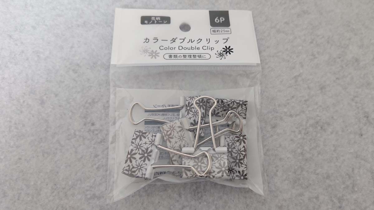 セリアの「カラーダブルクリップ 花柄モノトーン 6P」