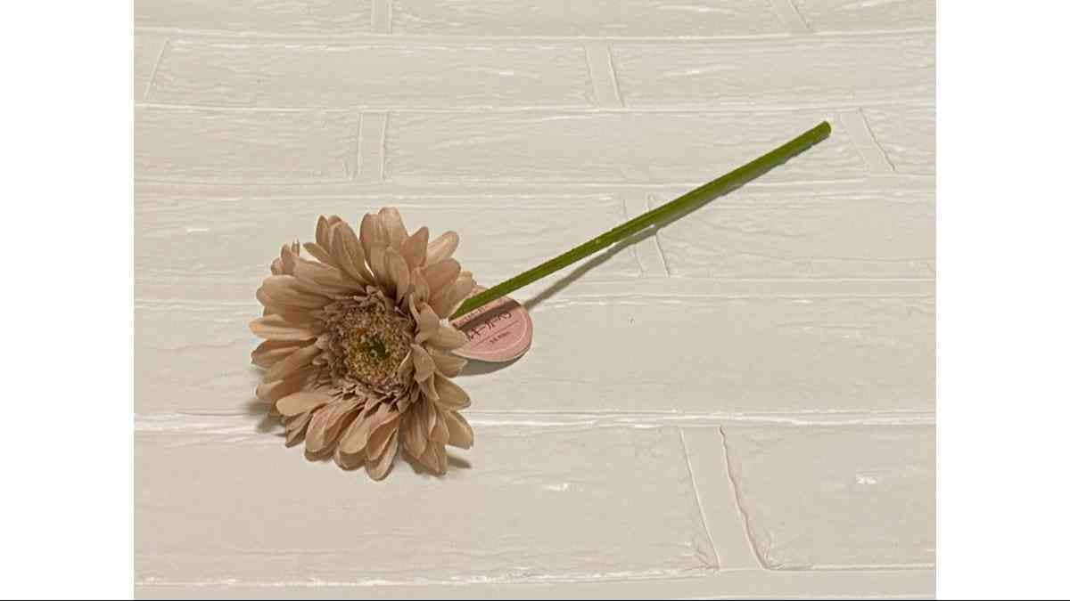 セリアの造花「ミルキーガーベラ」