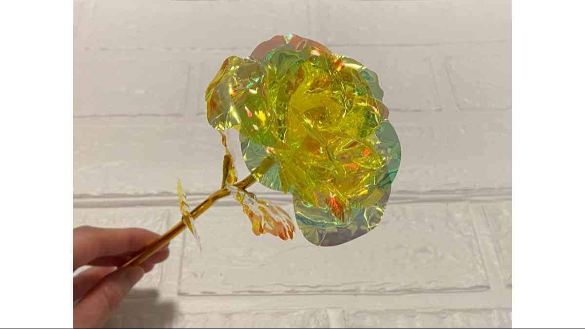 セリアの造花「オーロラローズ イエロー」はキラキラ感がすごい