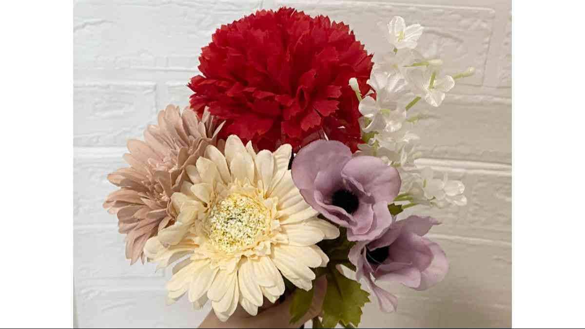 セリアの造花はさまざまなアレンジを楽しめる