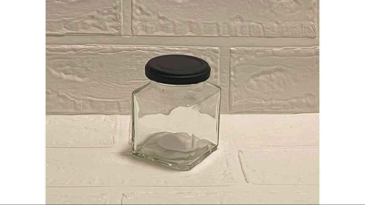 セリアの「ガラスボトルツイストキャップ 180ml 角」