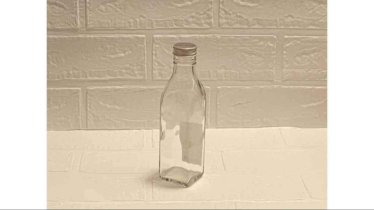 セリアの「ガラスボトルスクリューキャップ 角215ml ロング」