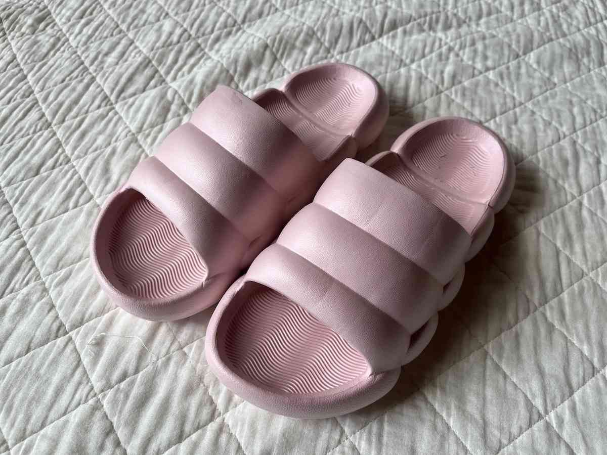 ダイソーの「EVAもくもくサンダル」