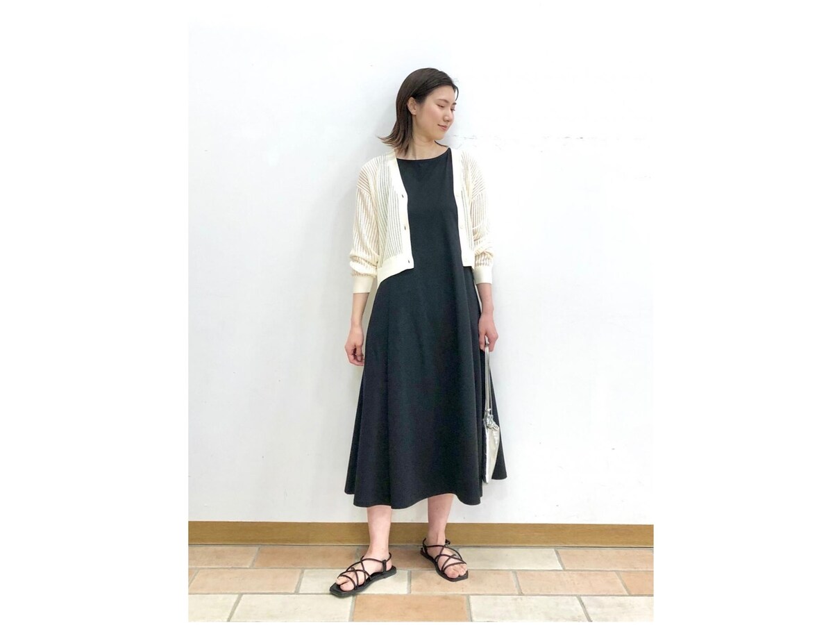 カーディガンを羽織ってきれいめに　出典：StyleHint