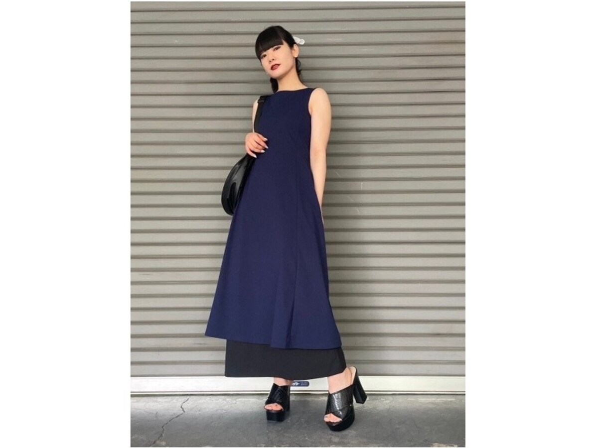 下にさらにロングスカートを重ねて、手持ちアイテムでもできる新鮮コーデ　出典：StyleHint