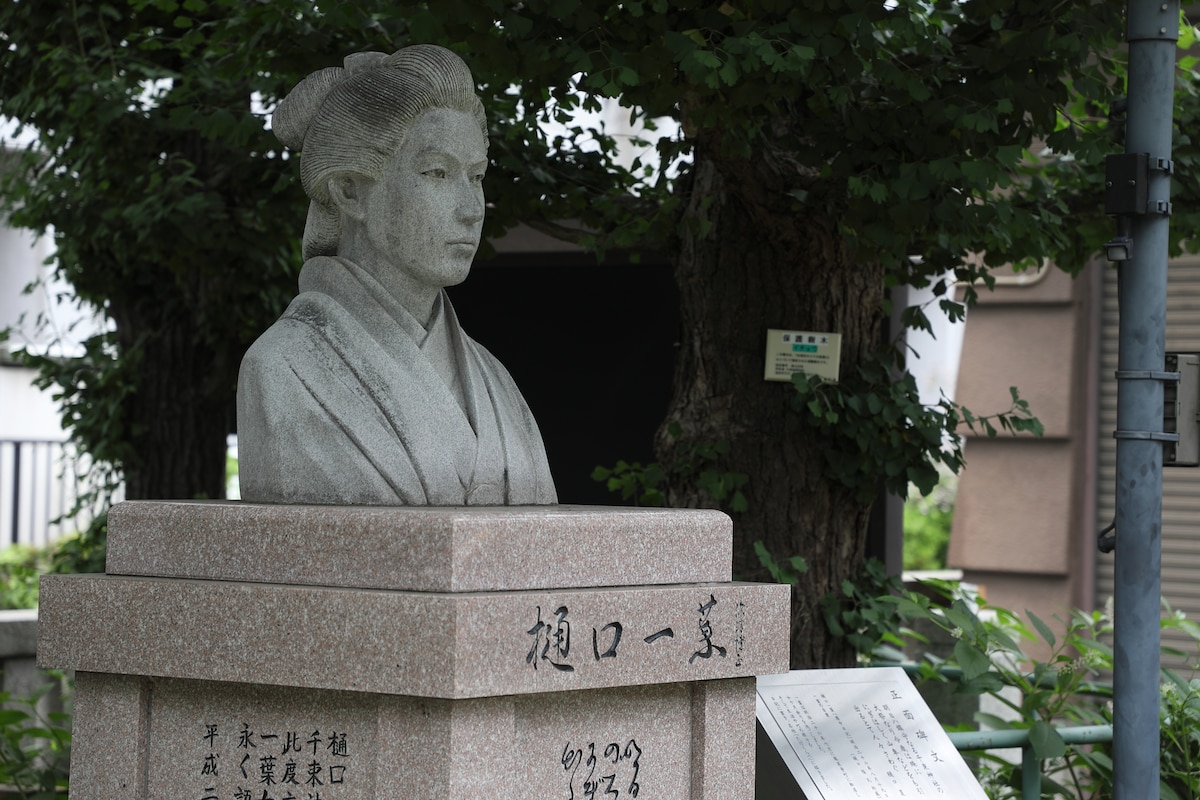 樋口一葉胸像