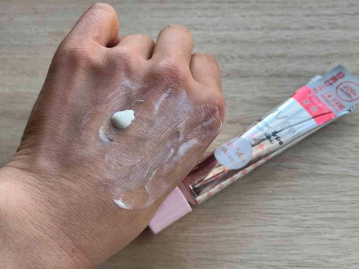 「日焼け止めジェルG D」はベタつきはなくよく伸びる