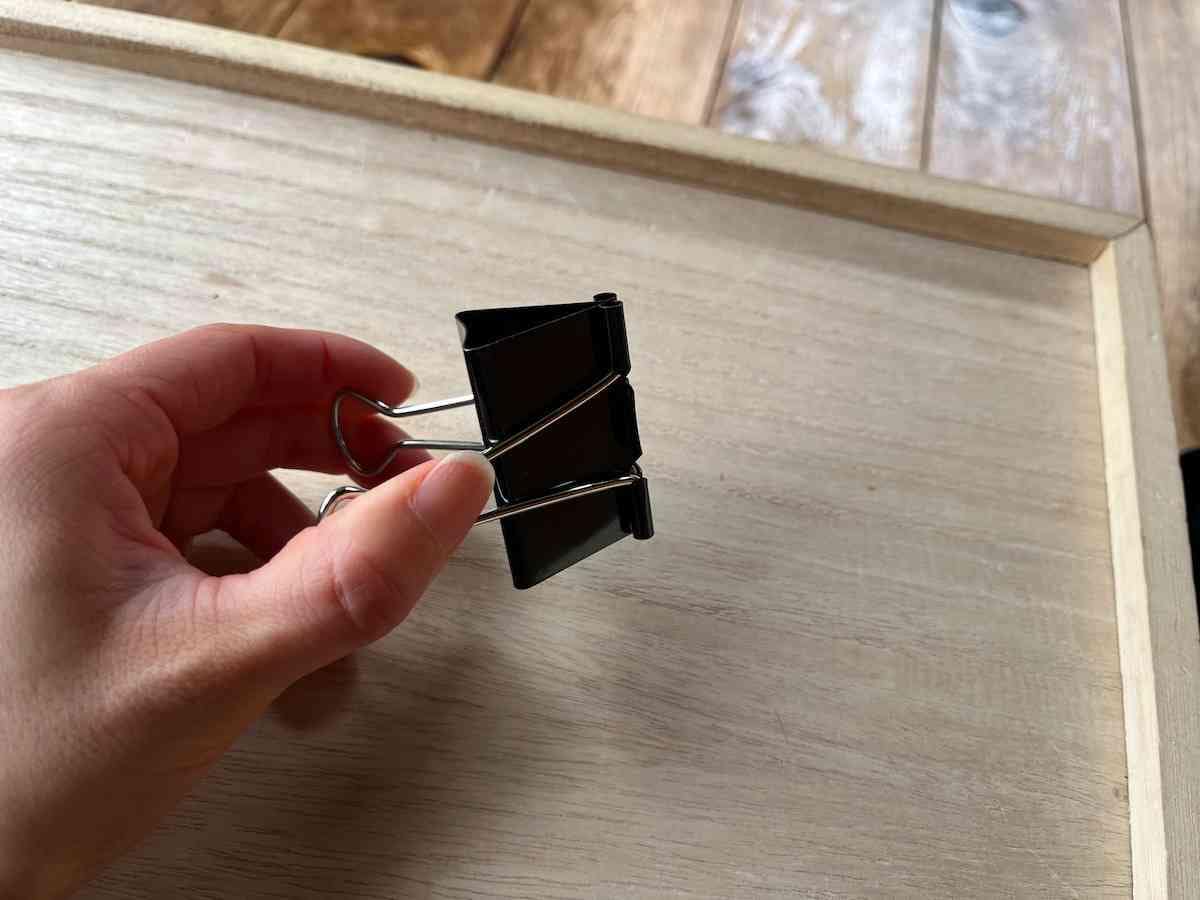 ダイソーの「ダブルクリップ （ブラック、挟口51mm）」はジャンボサイズ