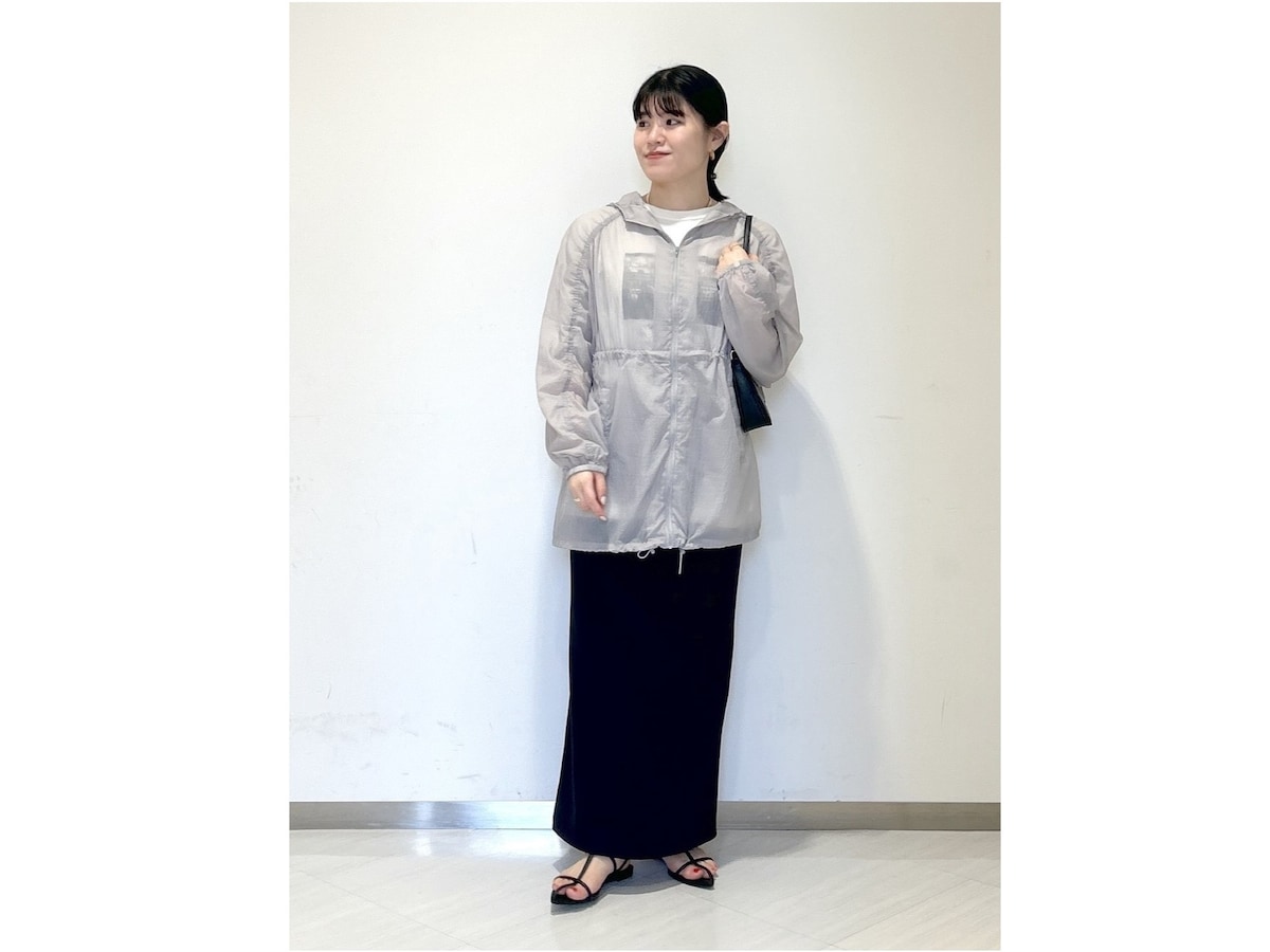 雨晴兼用で使えるライトなアウターはレインコートの代わりにも便利　出典：WEAR