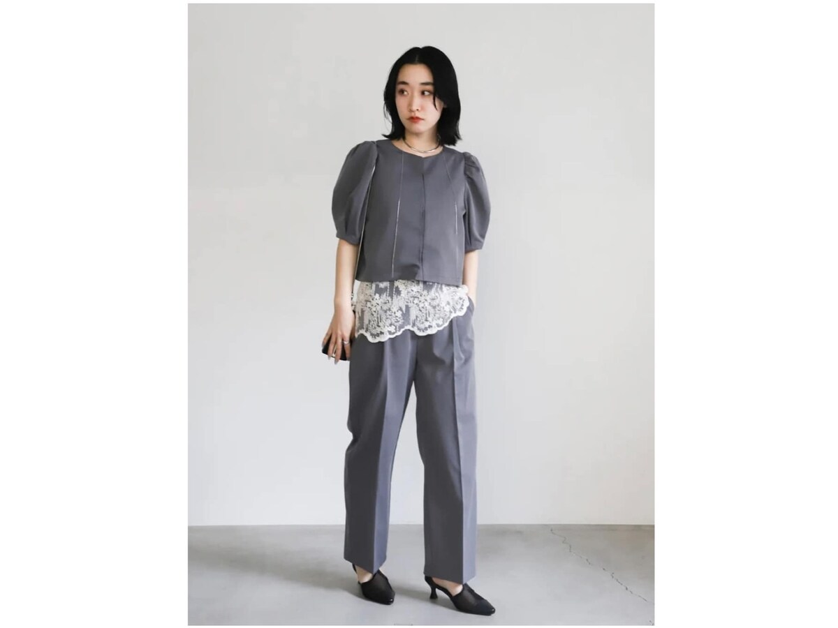 繊細なレースとセットアップのコントラストがおしゃれ　出典：WEAR