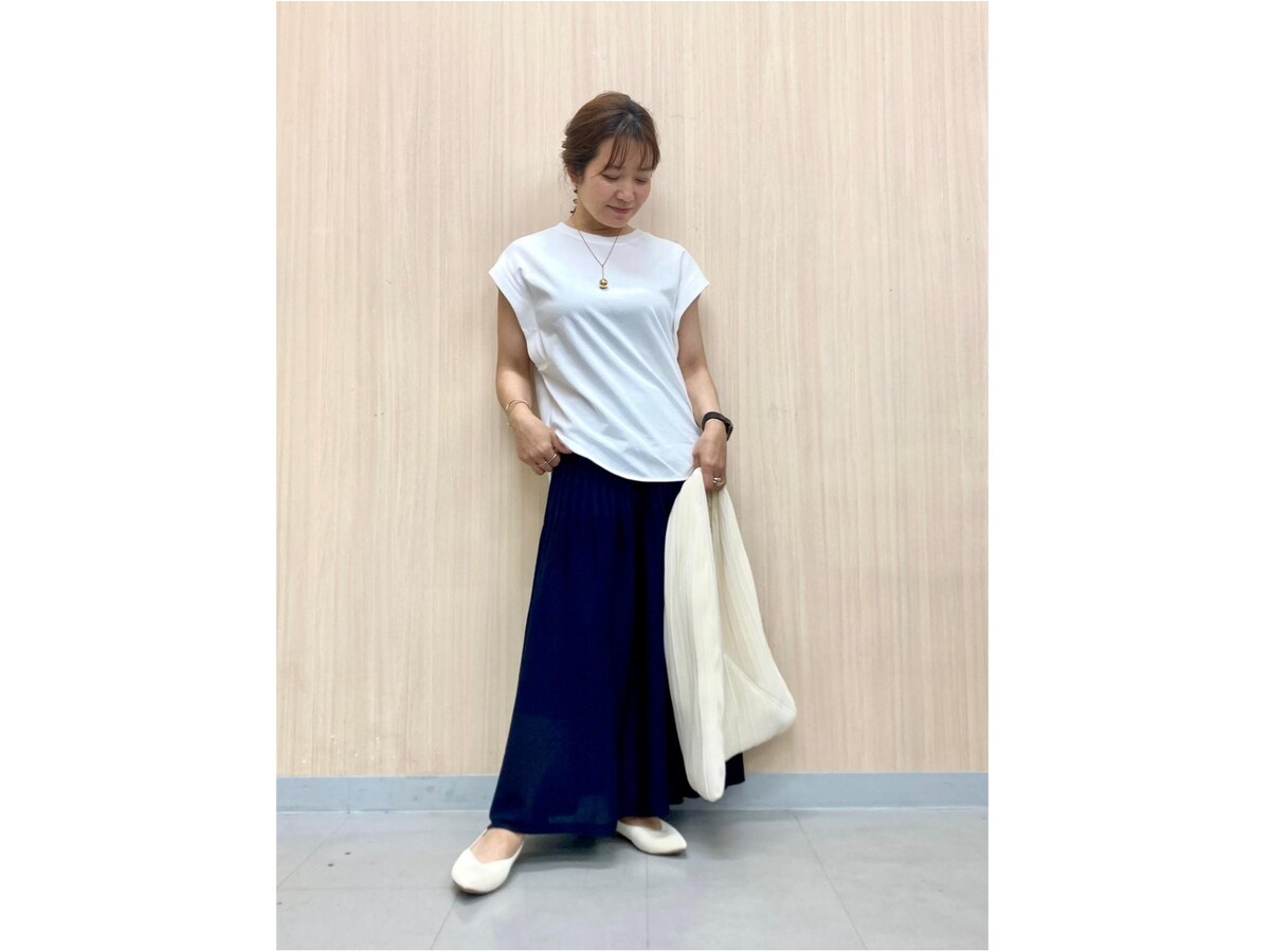 シンプルで、上半身をすっきり見せてくれるシルエットがうれしい　出典：StyleHint