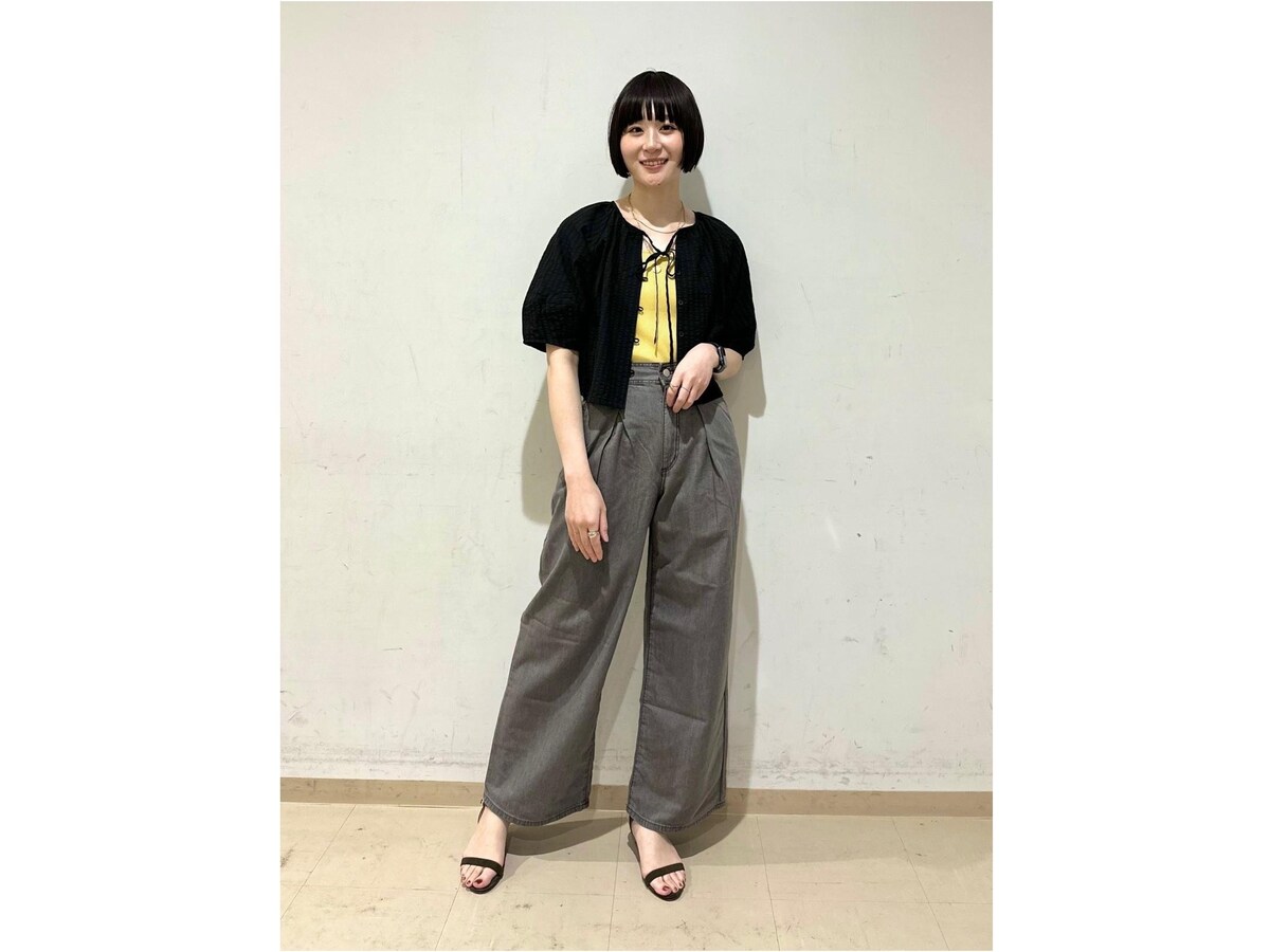 前を開けて羽織り風にするなどアレンジも自由自在です　出典：StyleHint