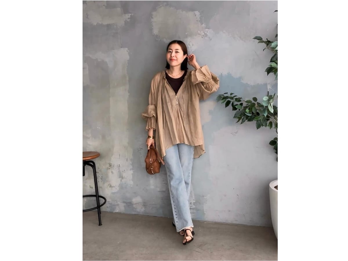 主役級の存在感があるデザイン入りブラウスはデニムと相性よし　出典：WEAR