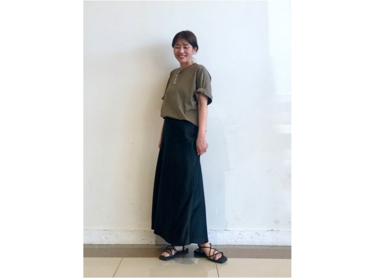 袖を少しロールアップしてアクセントにしてもこなれ感アップ　出典：StyleHint