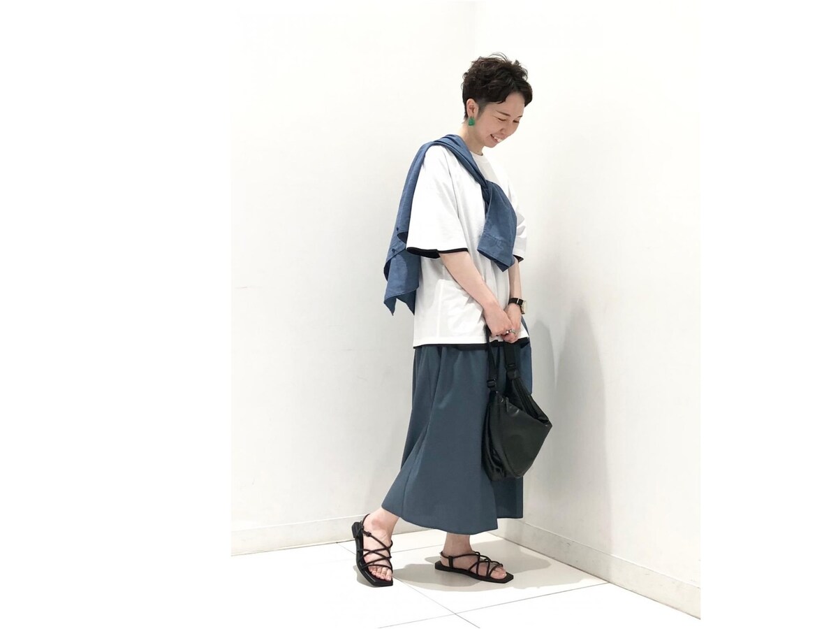 Tシャツをレイヤードして新鮮さをプラス　出典：StyleHint