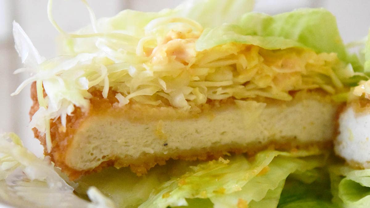 チキンパティが厚めでやや固く、食べているうちにシャキシャキのキャベツやレタスがすべってしまいます。