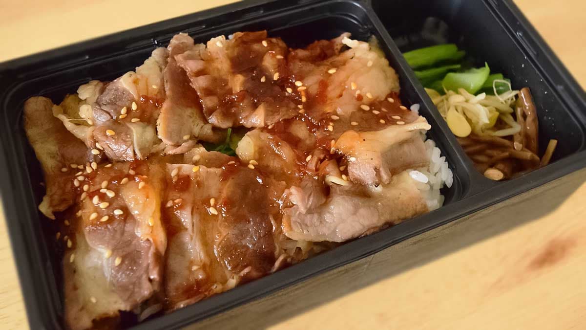 ご飯の上にお肉がたっぷりのっていますね。