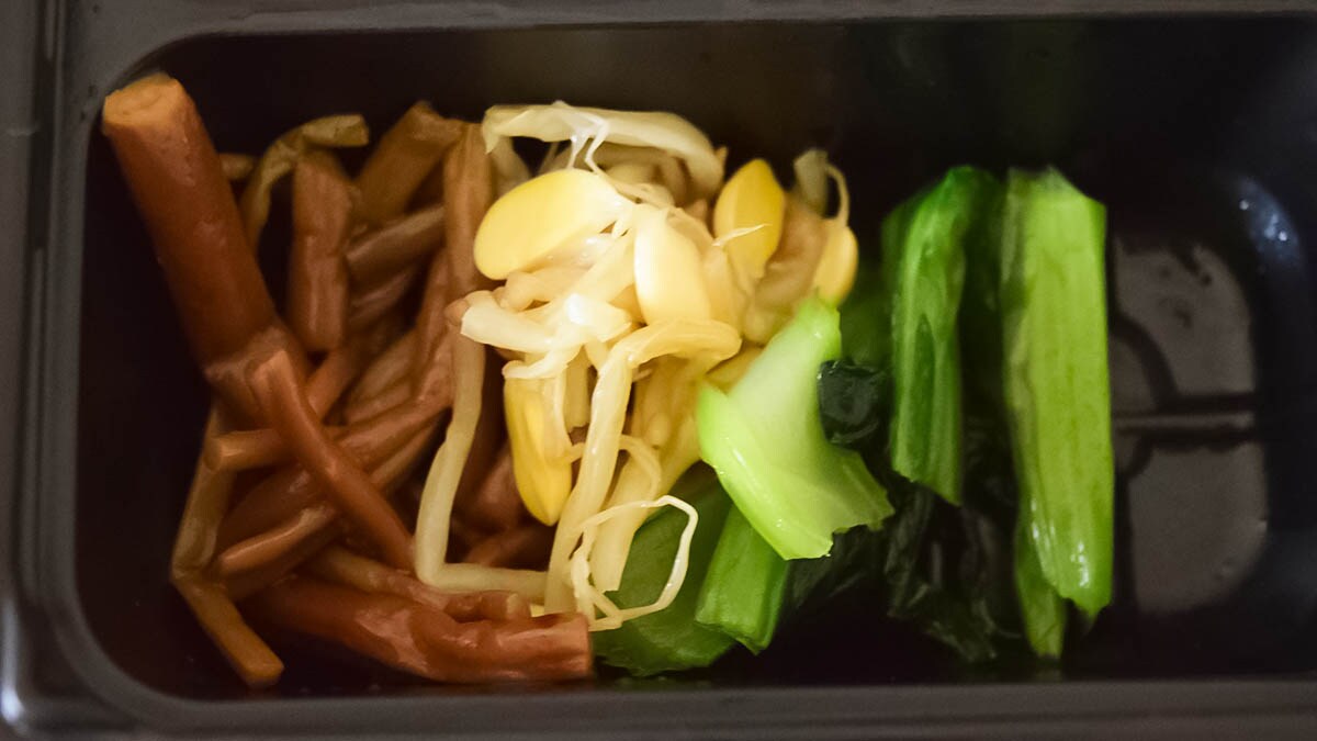 たっぷりのカルビ焼き肉の横には、ナムルの盛り合わせのようなものが添えられています。