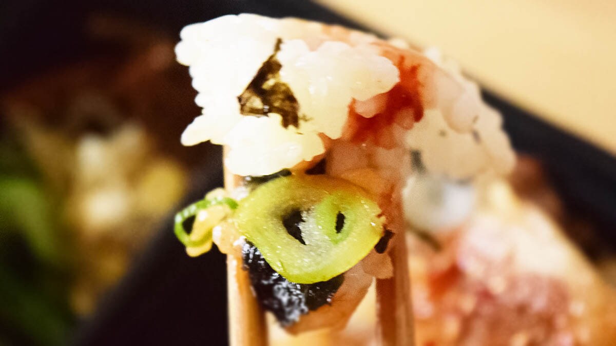 ご飯と肉の間には刻みのりがまぶされていて、よい仕事をしています。