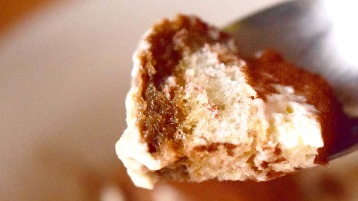スポンジに洋酒がしっかりとしみ込んでいますので、好みはわかれるところ。