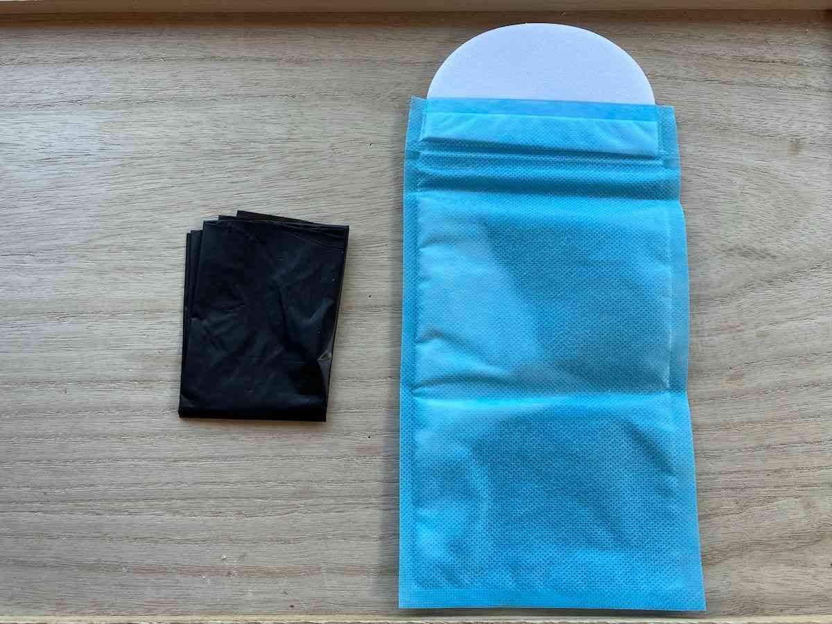 ダイソーの「エチケット袋 1回分」には黒のビニール袋が付属されている