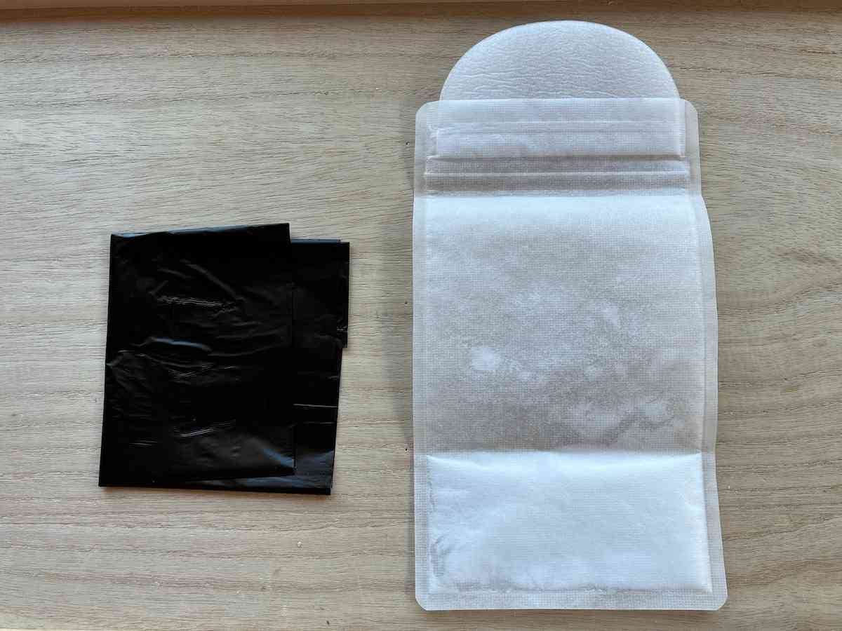 ダイソーの「エチケット袋 1回分」は白い携帯用エチケット袋と黒ビニール袋が付属