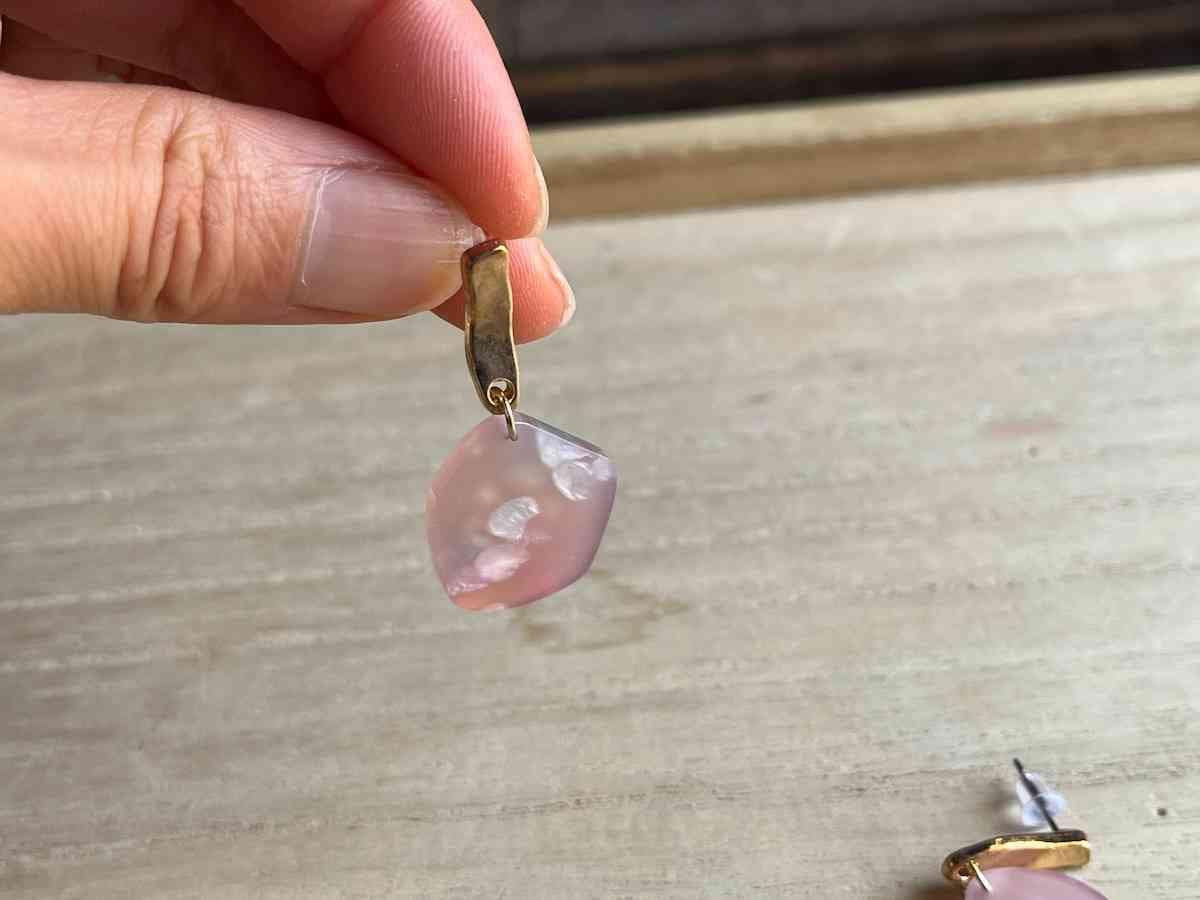ダイソーの「ピアス（ストーンシェイプ）」は耳元で揺れる
