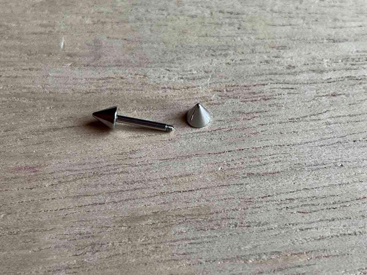 ダイソーの「ステンレス ストレートバーベルピアス」はネジでとめるようになっている
