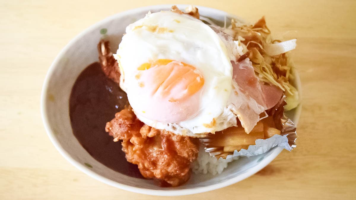 具材とごはん、カレーをお皿に盛ってみました。