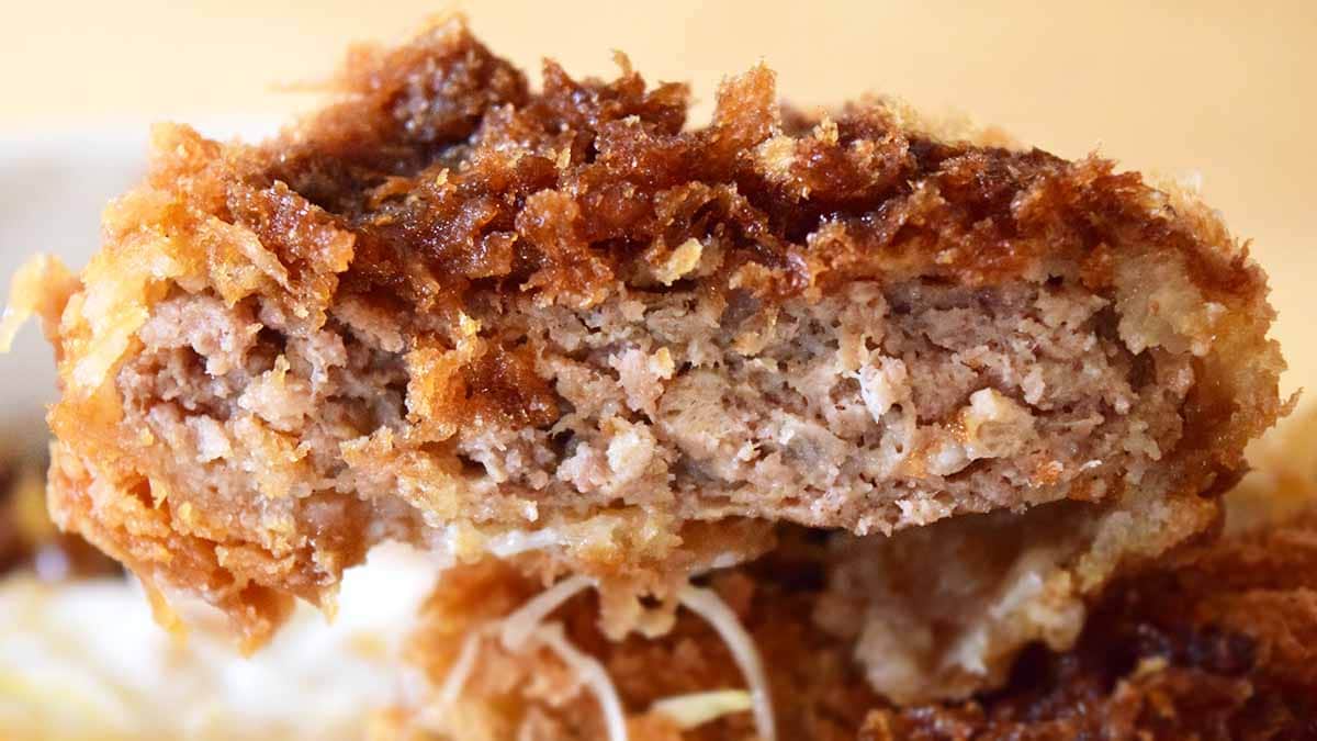 ​​​​​​​ハンバーグカツは厚みもあって、食べ応えがあります。