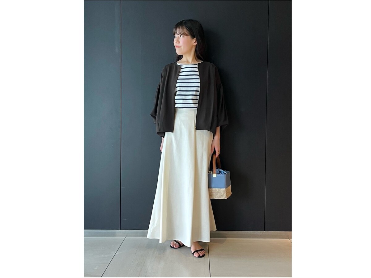 フロント部分でもウエストインし、さらっと羽織りをプラスしてカバーするのもいちおし、出典：WEAR