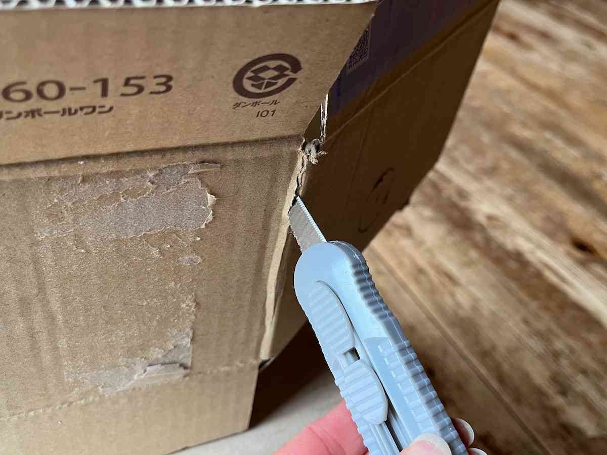 ダイソーの「梱包・開封カッター」は段ボールをとても簡単に切れる