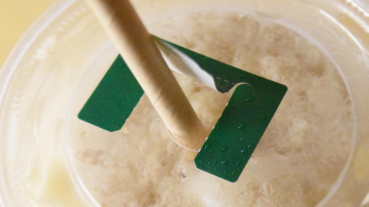 スタバでは紙ストローを採用しています。