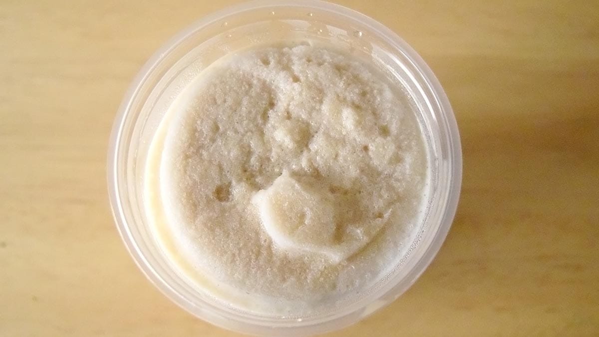 コーヒーフラペチーノの表面は粒が細やかな氷におおわれています。