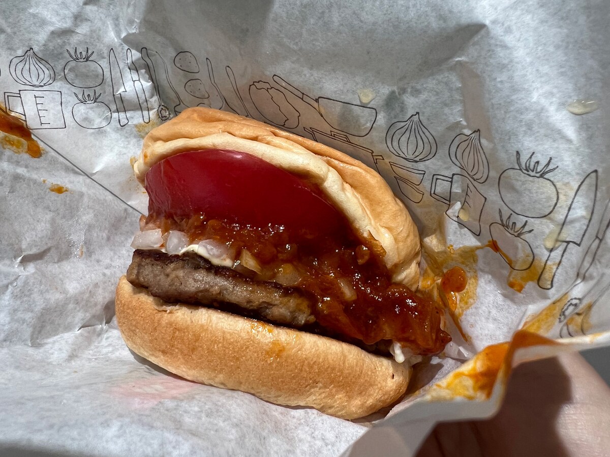 モスバーガーの「好きなバーガーメニュー」ランキング1位は「モスバーガー」 ※All About編集部撮影