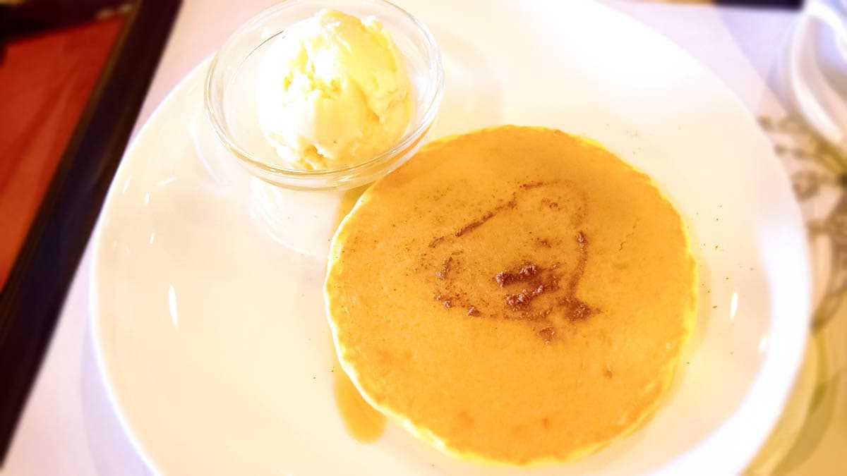 米粉と小麦を合わせたさくっとした食感ともちもちとした口あたりが楽しめる「ベアフルのメープル米粉パンケーキ」。