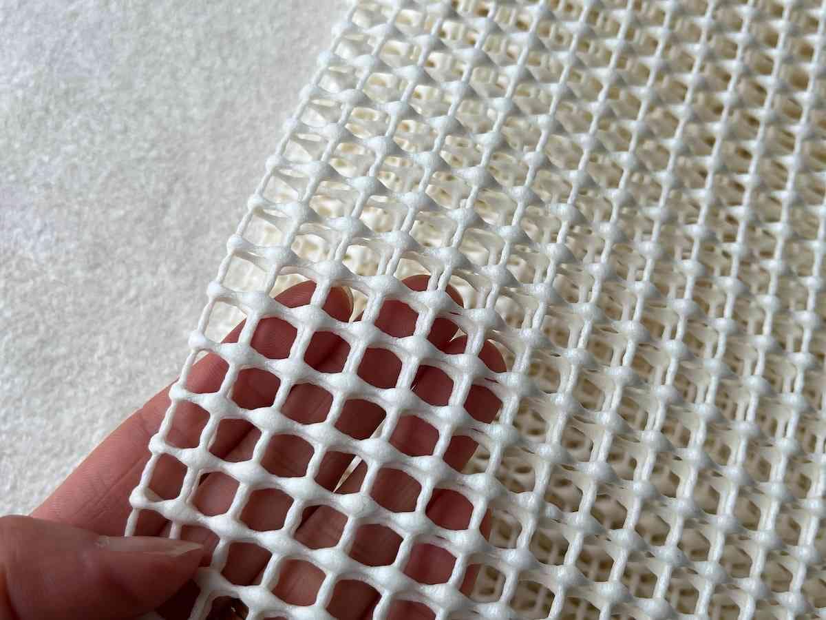 ダイソーの「すべり止めシート（70cm×80cm）」の網目は粗め