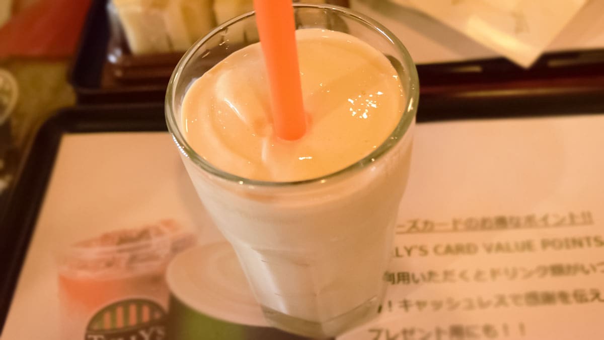 もったりしたシェイクのため、ストローをさすのがやや大変。