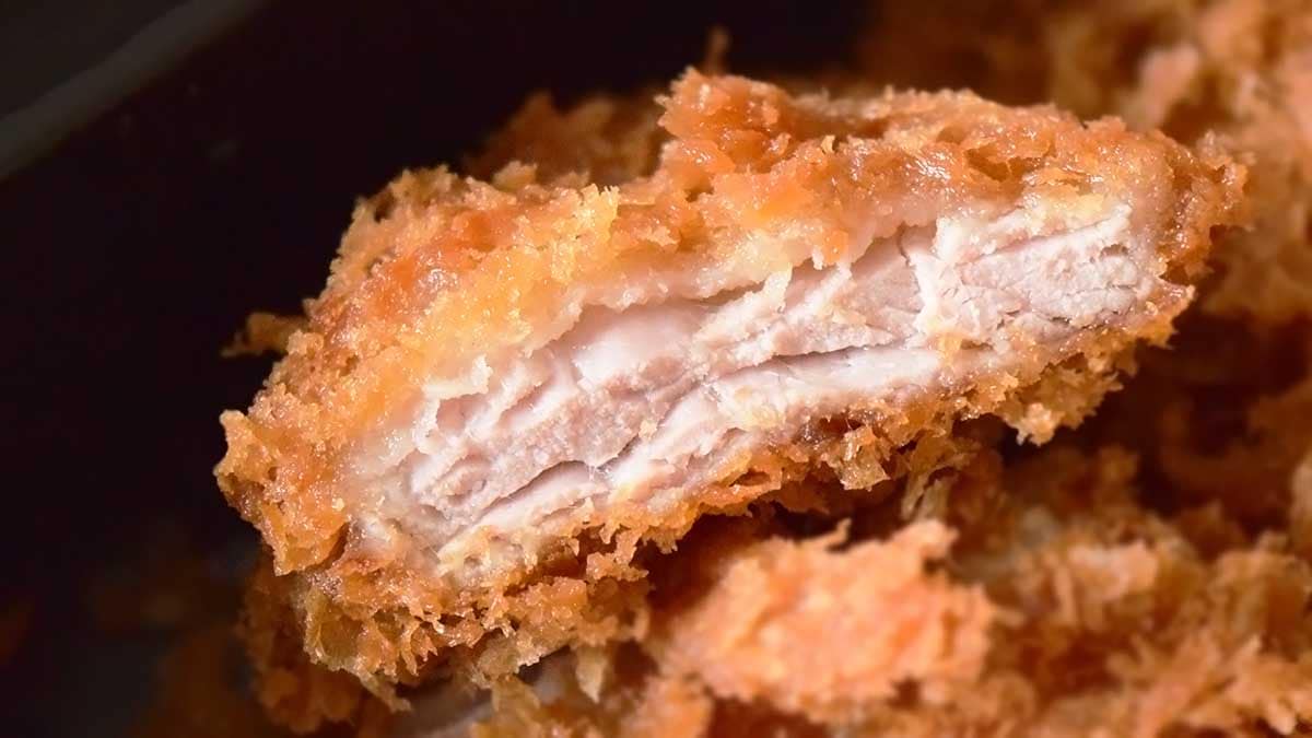 持ち帰ってヒレカツを食べても、衣がザクザクで食べ応えがあります。